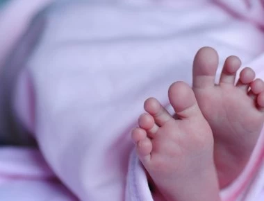 Δείτε τη στιγμή που 17χρονος πιάνει στον αέρα μωρό που πέφτει από πολυκατοικία (βίντεο)